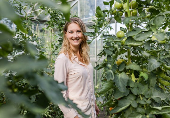 Wendy Reijnders in een kas met tomatenplanten